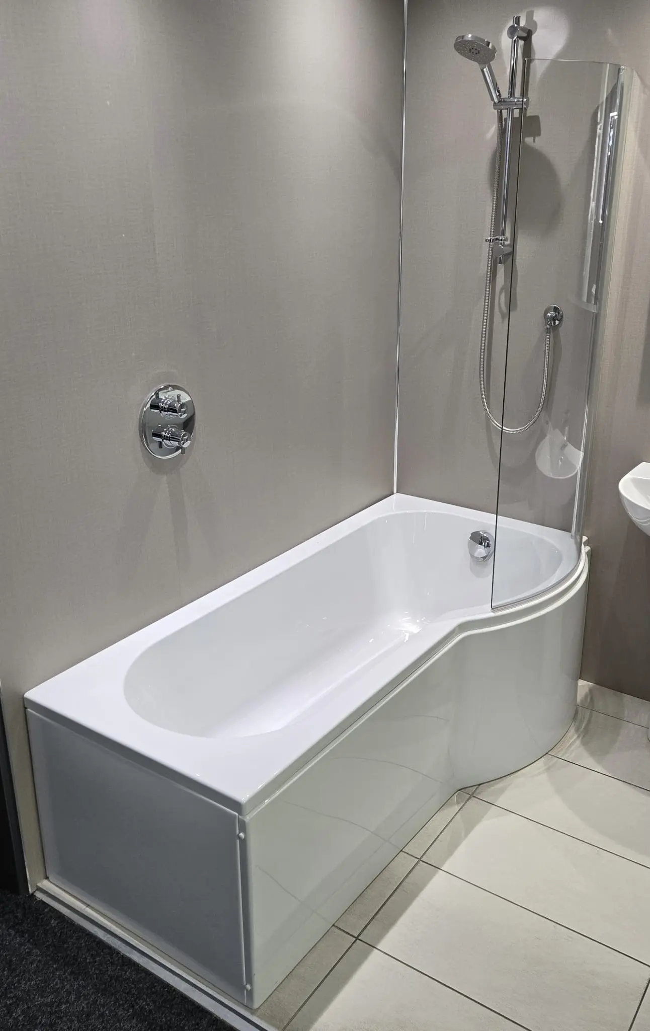P DESIGN SHOWER BATH R/HAND & SHOWER SCREEN